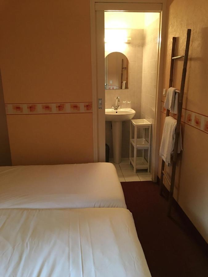 Le Grillon Hotel Pontorson Exterior photo